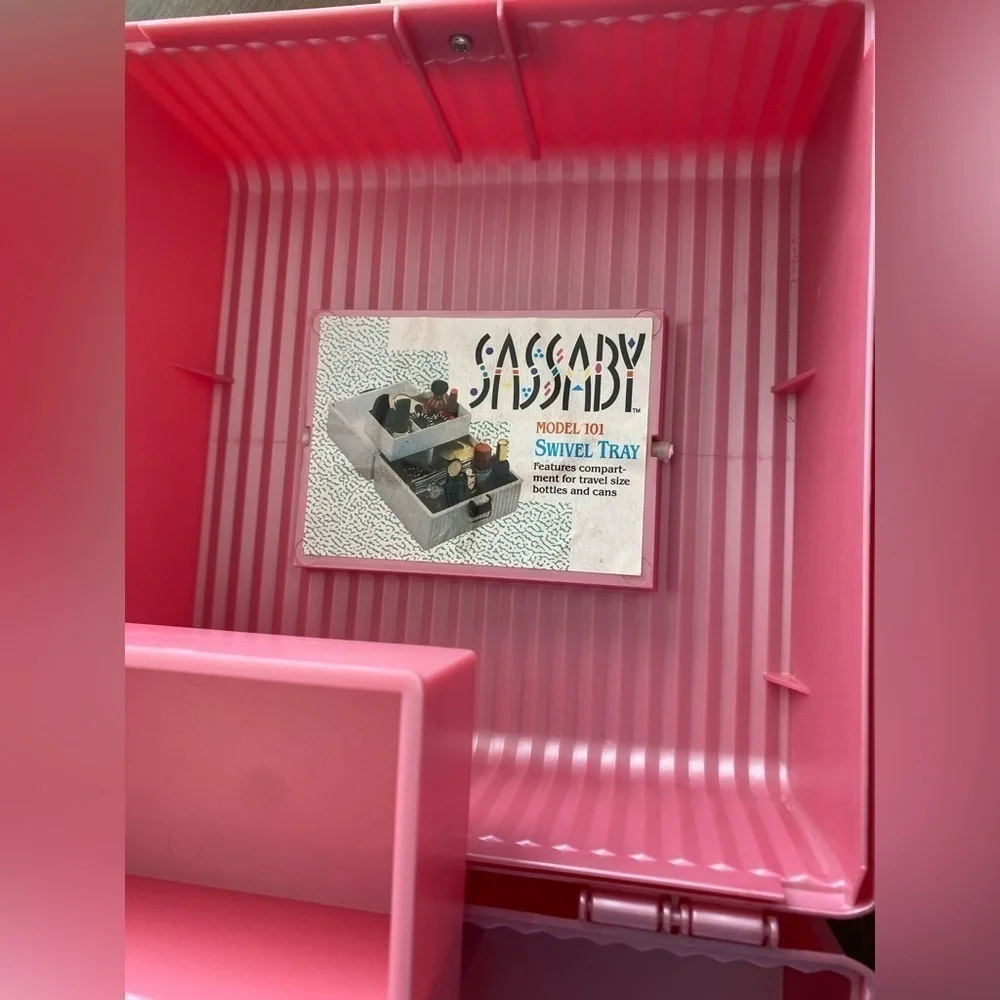 VINTAGE SASSABY pink make up organizer/ storage train case.pre-owned model 101 - Picture 4 of 11